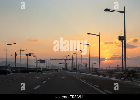 Tramonto sulla strada per l'aeroporto internazionale di Incheon, Incheon Corea del Sud Foto Stock