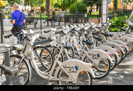 VERONA, Italia - Settembre 2018: Biciclette nella loro docking station disponibile in affitto come parte di Verona Bike regime. Foto Stock