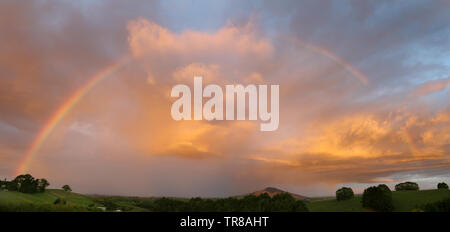 Arcobaleno nel cielo di tramonto su Nuova Zelanda paesaggio Foto Stock