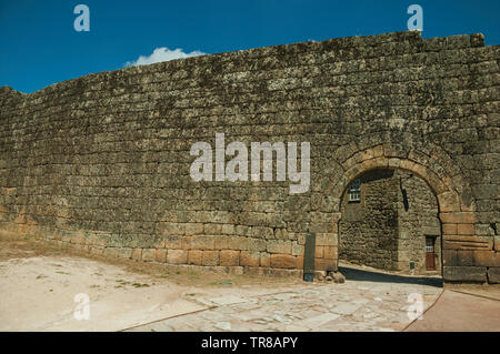 Il cancello aperto arco su una pietra della parete esterna, presso il centro storico della città di Sortelha. Un sorprendente e ben conservato borgo medievale in Portogallo. Foto Stock