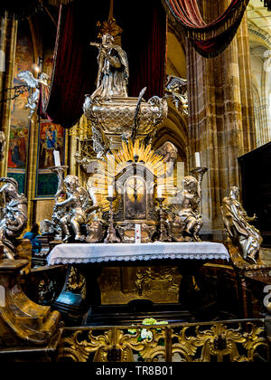 Interno della cattedrale di San Vito nel Castello di Praga capitale della Repubblica ceca Foto Stock