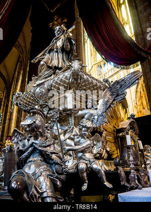 Interno della cattedrale di San Vito nel Castello di Praga capitale della Repubblica ceca Foto Stock