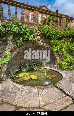 Una delle interessanti caratteristiche di acqua sulla terrazza vittoriana a Hestercombe House e giardini vicino a Taunton in Somerset. Foto Stock