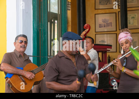 Muscians gioco durante il giorno in un bar nella città vecchia, l'Avana, Cuba, Caraibi Foto Stock