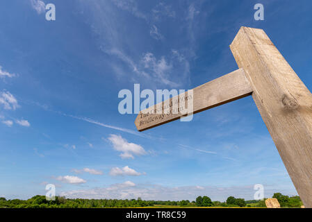 Cherry Orchard Giubileo Country Park, Rochford Country Park, Southend, Essex, Regno Unito. Wildlife Park in Roach valley. Cartello in legno del frutteto, Bridleway Foto Stock