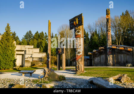 Totem Poles e longhouse, il Museo di Antropologia, MOA, University of British Columbia, Vancouver, British Columbia, Canada Foto Stock