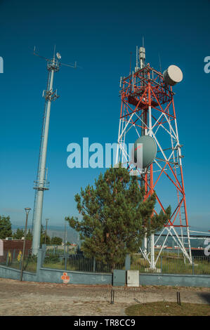 Torri di telecomunicazione con le antenne in una stazione base ricetrasmittente a Guarda. Un ben conservato borgo medievale nella zona orientale del Portogallo. Foto Stock