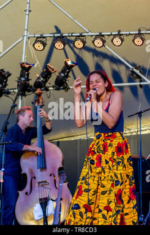 Rhiannon Giddens si esibisce al Festival annuale di musica folk di Vancouver 40th, Vancouver, British Columbia, Canada. Foto Stock