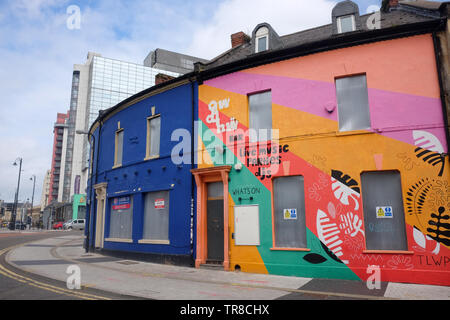 Maggio 2019 - Guildford Mezzaluna in Cardiff, una storica rimanente parte della città ora dovuta alla riconversione. Foto Stock