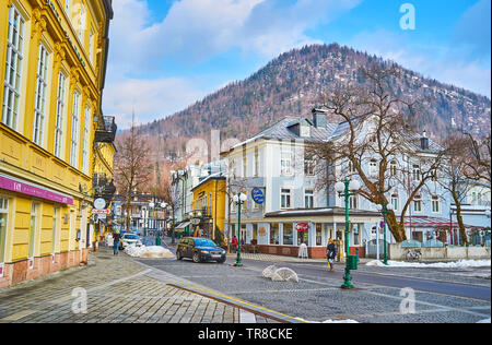 BAD Ischl Austria - 20 febbraio 2019: l'alta montagna dietro palazzo storico del Cafe Ramsauer, situato in Kaiser-Franz-Josef-Strasse street, su Foto Stock