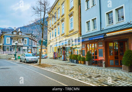 BAD Ischl Austria - 20 febbraio 2019: la vecchia strada turistica con edifici colorati, birra bar, caffetterie e negozi di souvenir, il 20 febbraio a Bad Isc Foto Stock