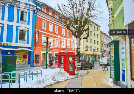 BAD Ischl Austria - 20 febbraio 2019: Godetevi i colorati edifici di Kreuzplatz - una popolare destinazione turistica in città vecchia, il 20 febbraio a Bad Isc Foto Stock