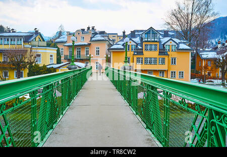 Passeggiata attraverso il lacelike vecchia città ponte che attraversa il fiume Traun, Bad Ischl, Salzkammergut, Austria. Foto Stock