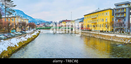 BAD Ischl Austria - 20 febbraio 2019: Camminare lungo il fiume Traun e godetevi la vista sulla splendida case storiche e ville, dal 20 febbraio in Foto Stock