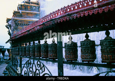 Ruote della preghiera,Swayambhunath Temple,Kathmandu, Nepal Foto Stock