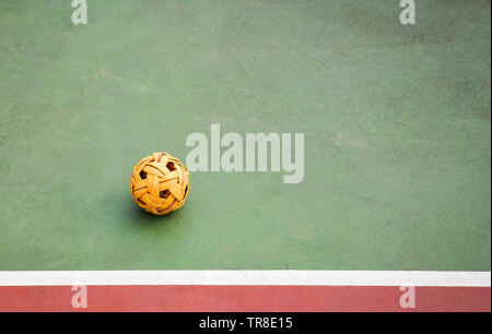 Sepak Takraw sfera o sfera di rattan sul campo del sepak takraw corte con la linea sullo sport all aperto Foto Stock