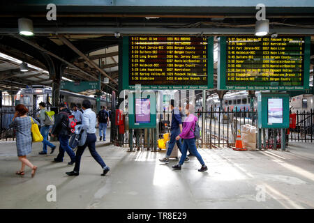 Scheda di partenza e pendolari a terminale di Hoboken, New Jersey Foto Stock