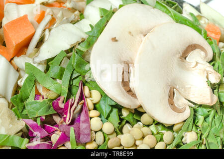 Varie verdure tritate, carota, cavolfiore, lattuga, lenticchie, fungo. Vista superiore Foto Stock