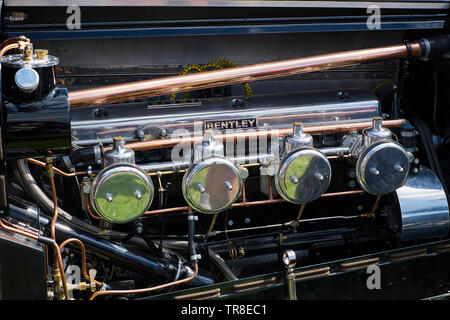 Vista ravvicinata di una Bentley 6 litro motore al Classic e auto d'epoca, mostra sulla Cattedrale di Wells verde. Foto Stock