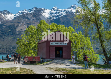 QUEENSTOWN, Nuova Zelanda - 10 ottobre 2018: vista del paesaggio del lago Wakatipu. Gruppo di turisti sul lago Foto Stock