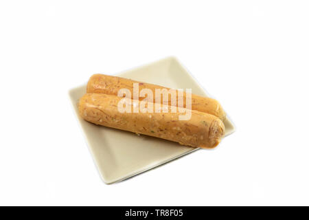 Salsiccia a lungo con la carne di maiale e i vermicelli su piastra bianca isolata su sfondo bianco Foto Stock