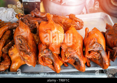 Pollo e d'anatra stufati brasati / stile asiatico di pollo cotto a vapore per la vendita sul cibo di strada in Thailandia Foto Stock