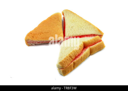Sandwich fatti in casa con confettura di fragole in pane per la colazione isolati su sfondo bianco Foto Stock