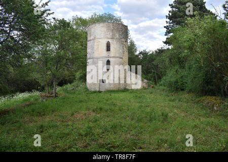 Coates Roundhouse sul Tamigi abbandonati e Severn Canal Foto Stock