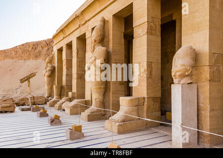 Sculture di faraoni presso il grande tempio della Regina Hatshepsut in Egitto Foto Stock