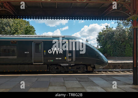 Una classe di GWR 800 Intercity Express Train da Hitachi elettro-Diesel Multiple Unit treno passa attraverso una grande stazione di Malvern. Foto Stock