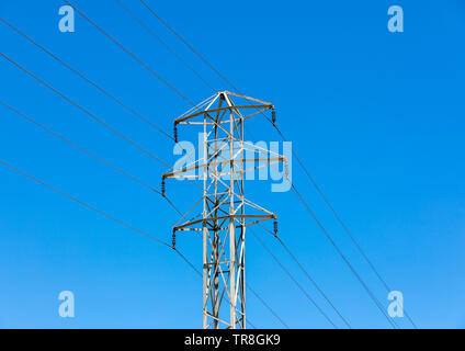 Torre di trasmissione contro un cielo blu brillante Foto Stock