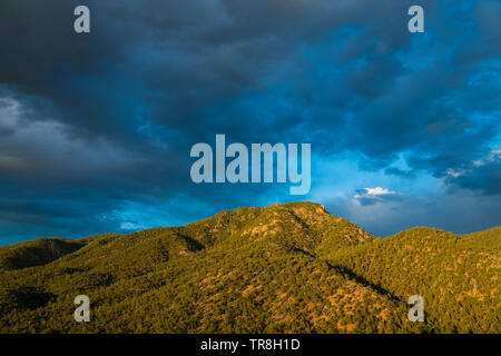 Bella serata cielo sopra un picco di montagna rivestita di ginepro e la pineta - Sangre de Cristo montagne vicino a Santa Fe, New Mexico Foto Stock