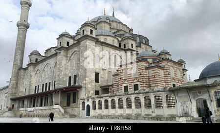 Vista esterna di Fatih Camii (conquistatore la Moschea) ad Istanbul in Turchia Foto Stock
