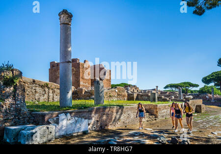 Vista del Capitolium, un grande tempio romano, visto da Via Decumano Massimo presso il sito archeologico di insediamento Romano di Ostia Antica, t Foto Stock