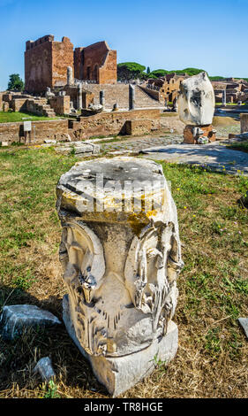 Vista del Capitolium dal sito di Tempio Rotundo presso il sito archeologico di insediamento Romano di Ostia Antica, l'antico porto della c Foto Stock