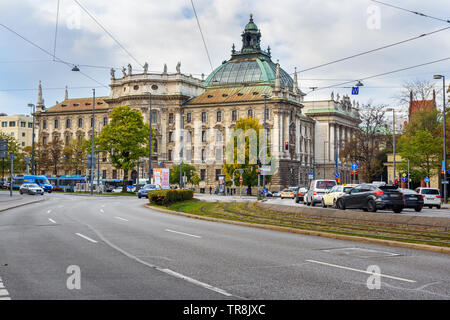 Monaco di Baviera, Germania - 31 Ottobre 2018: Palazzo di Giustizia o Justizpalast sulla Karlsplatz Foto Stock