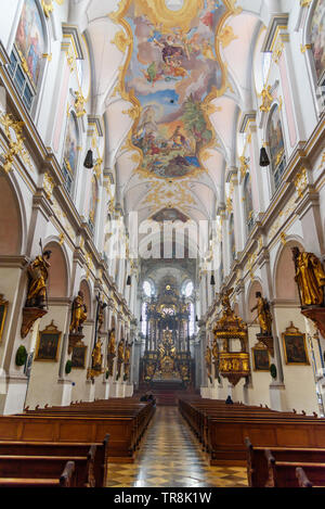 Monaco di Baviera, Germania - 01 Novembre 2018: Interno della chiesa di San Pietro o Peterskirche a Monaco di Baviera Foto Stock