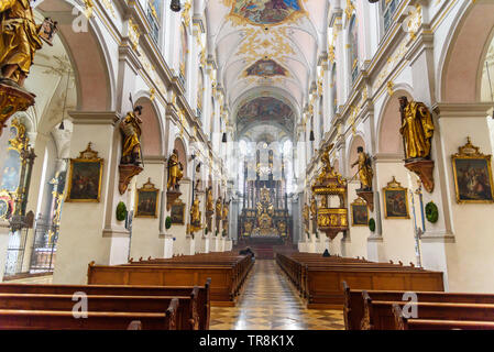 Monaco di Baviera, Germania - 01 Novembre 2018: Interno della chiesa di San Pietro o Peterskirche a Monaco di Baviera Foto Stock