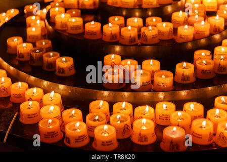 Monaco di Baviera, Germania - 01 Novembre 2018: Candele nella chiesa di San Pietro o Peterskirche a Monaco di Baviera Foto Stock