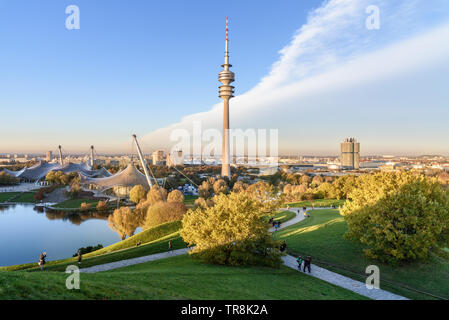 Monaco di Baviera, Germania - 01 Novembre 2018: Olympic Park o Olympiapark sul tramonto a Monaco di Baviera Foto Stock