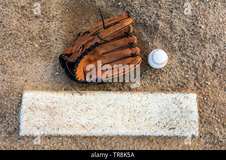 Il baseball e il guanto sulla brocca il tumulo di laici piatta Foto Stock