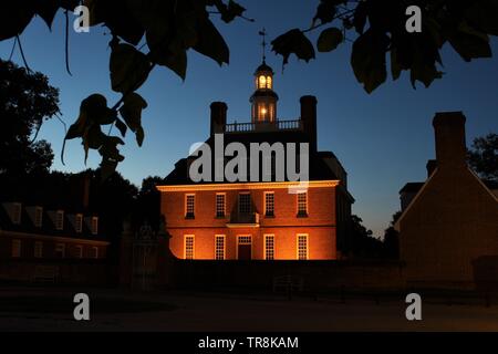 Williamsburg Coloniale Palazzo del Governatore vista dal cancello anteriore, per la stagione estiva di notte con alberi in primo piano Foto Stock