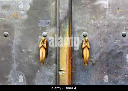 Azienda Angeli sulla porta della chiesa di St. Michael a Monaco di Baviera. Germania Foto Stock