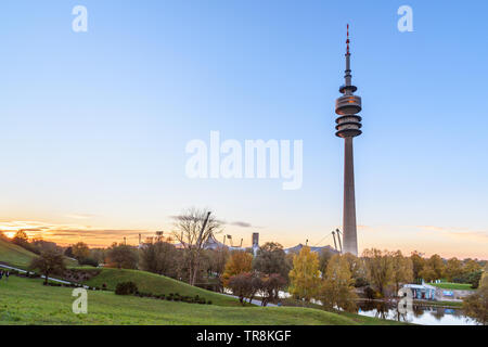 Olympic Park o Olympiapark sul tramonto a Monaco di Baviera. Germania Foto Stock