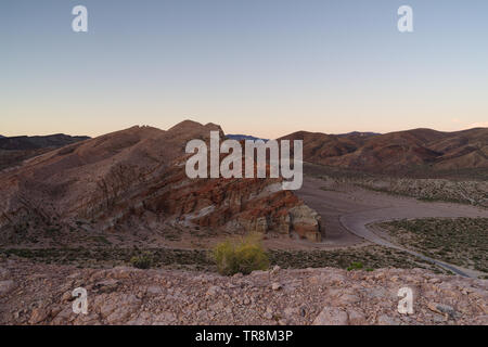 Una vista panoramica delle Red Cliffs al Red Rock Canyon State Park nella contea di Kern, in California. Foto Stock