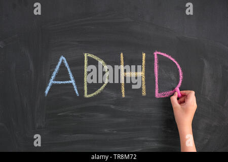 ADHD. Bambino iscritto abbreviazione ADHD su una lavagna. L' ADHD è disturbo da deficit di attenzione e iperattività. Foto Stock