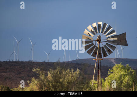 Mulini a vento che operano vicino a Broken Hill nel nuovo Galles del Sud, Australia. Foto Stock