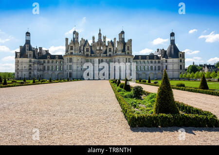 La suggestiva architettura dello Chateau Royal de Chambord si erge maestosamente contro un cielo limpido, circondato da lussureggianti giardini. Loir et Cher. Francia Foto Stock