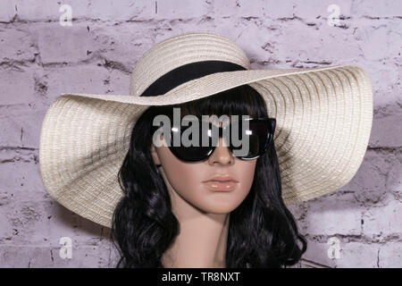 Manichino con cappello di paglia e occhiali da sole Foto Stock