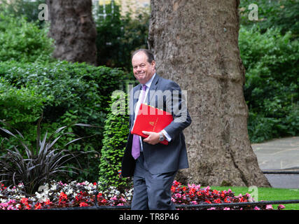 Stephen Hammond, Segretario di Stato per la salute e la cura sociale, arriva a Downing Street per una riunione. Foto Stock